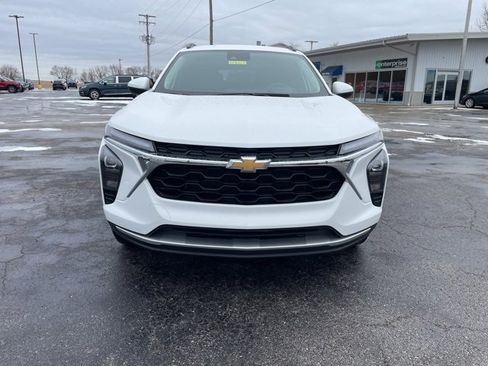 Used 2025 Chevrolet Trax LT w/ LT Convenience Package image 3