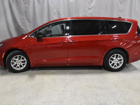 Certified 2024 Chrysler Pacifica Touring-L image 6