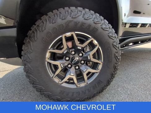 Certified 2024 Chevrolet Colorado ZR2 w/ Technology Package AWD/4WD image 35