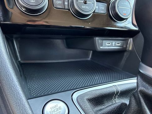 Used 2024 Volkswagen Jetta SE FWD image 19