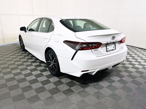 Used 2023 Toyota Camry SE FWD image 5