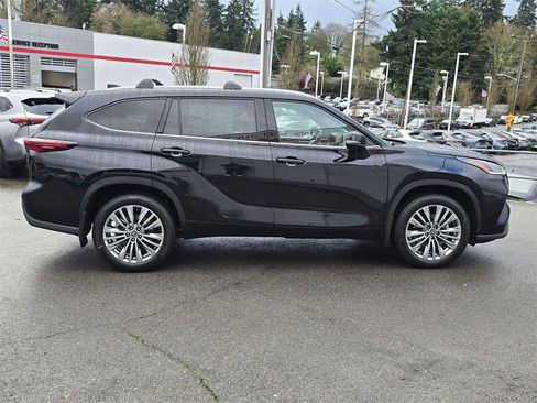 New 2026 Toyota Highlander Platinum image 8