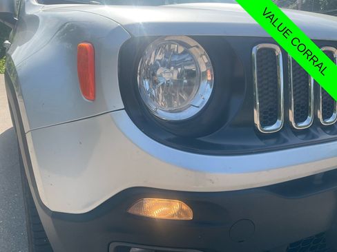 Used 2017 Jeep Renegade Latitude AWD/4WD image 30