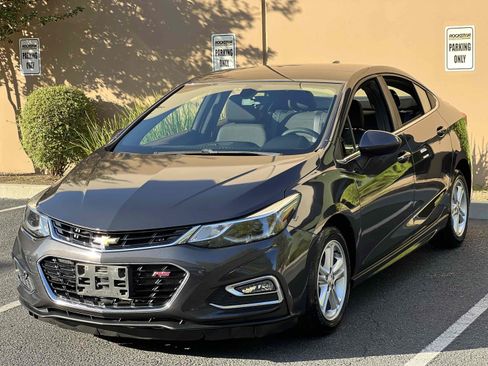 Used 2017 Chevrolet Cruze LT w/ RS Package FWD image 10