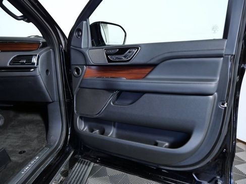 Certified 2022 Lincoln Navigator Reserve w/ Monochromatic Package AWD/4WD image 9