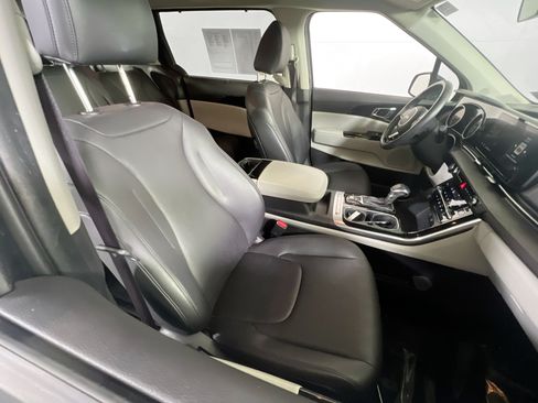 Used 2024 Kia Carnival EX FWD image 28