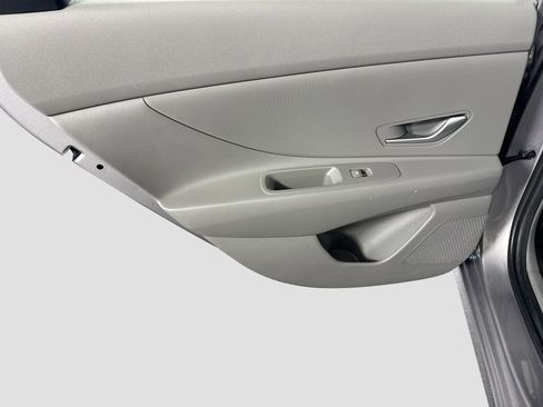 Used 2025 Hyundai Elantra SE image 25