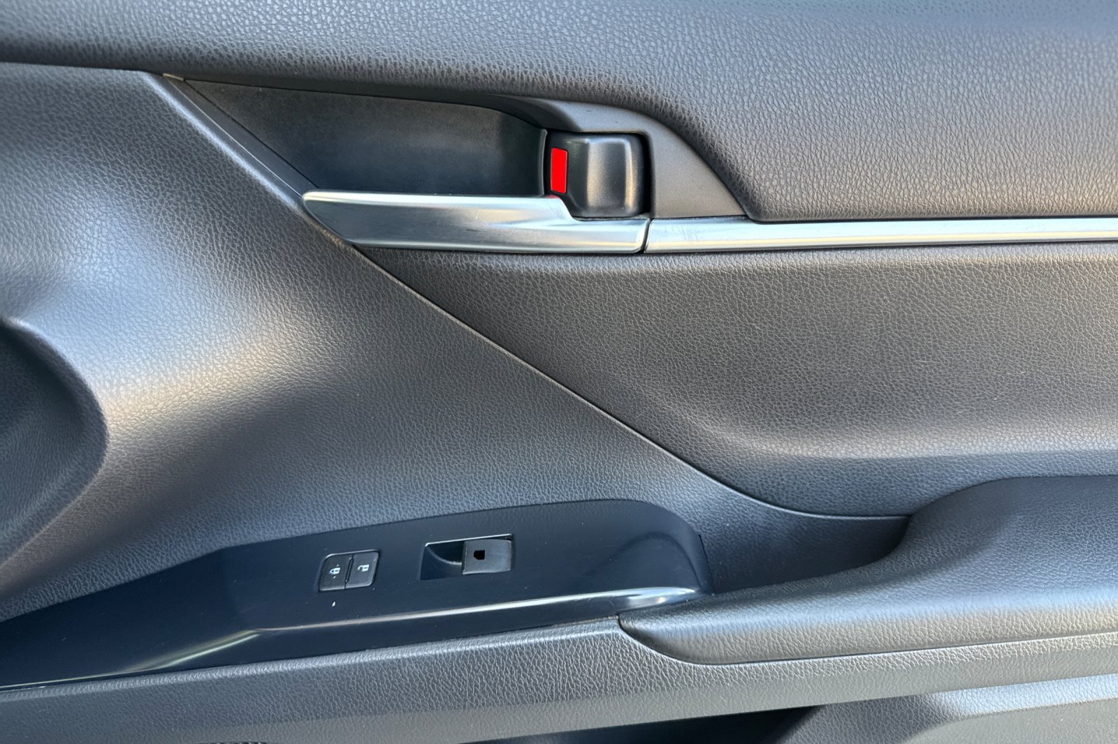 Used 2018 Toyota Camry SE w/ Moonroof Package FWD image 17