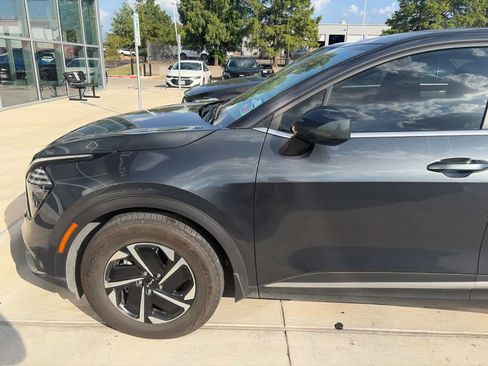 Certified 2025 Kia Sportage LX FWD image 3