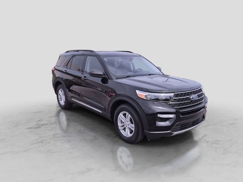 Used 2023 Ford Explorer XLT w/ Equipment Group 202A AWD/4WD image 2