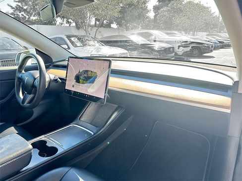 Used 2022 Tesla Model Y Long Range image 30