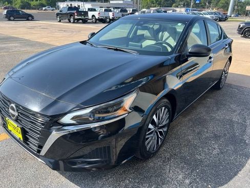 Used 2025 Nissan Altima 2.5 SV FWD image 4
