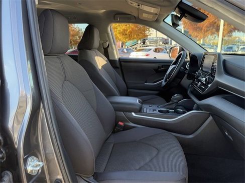 Used 2022 Toyota Highlander L image 28