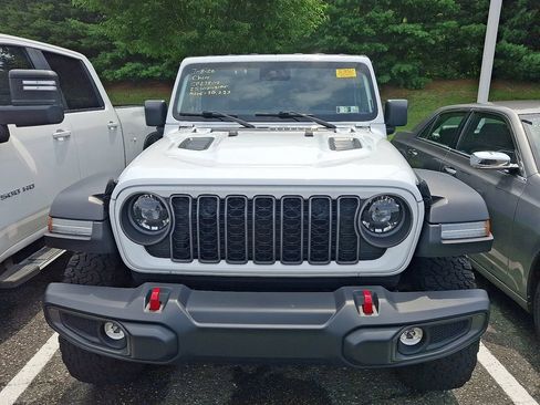 Used 2025 Jeep Wrangler Unlimited Rubicon AWD/4WD image 2