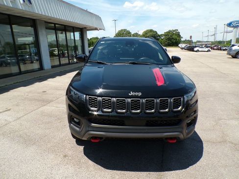 Used 2024 Jeep Compass Trailhawk AWD/4WD image 2