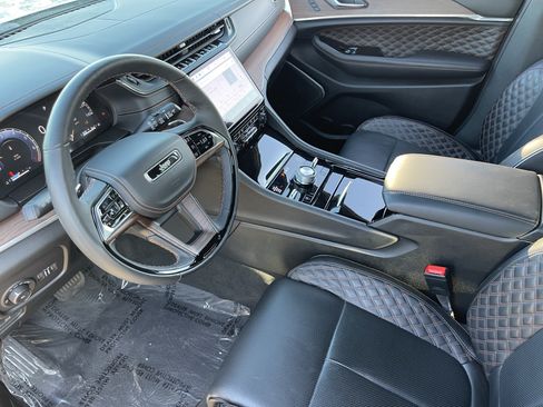 Certified 2025 Jeep Grand Cherokee L Summit w/ Luxury Tech Group V AWD/4WD image 17
