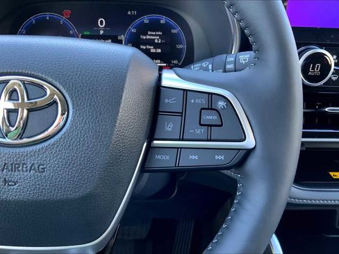 Used 2025 Toyota Highlander Platinum image 21