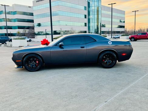 Used 2016 Dodge Challenger SRT w/ Technology Group image 21