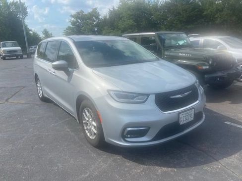 Used 2023 Chrysler Pacifica Touring-L FWD image 3