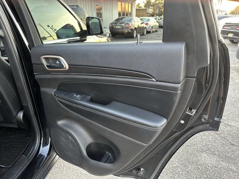 Used 2017 Jeep Grand Cherokee Limited image 16