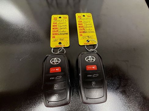 Certified 2024 Toyota Venza Nightshade image 33