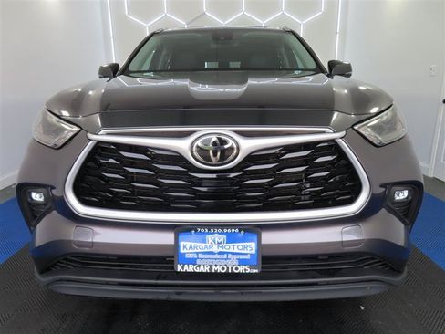 Used 2022 Toyota Highlander XLE FWD image 3