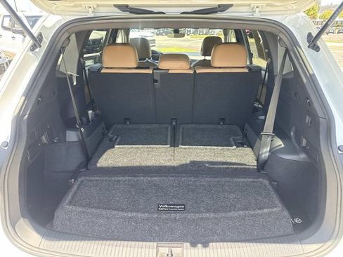Used 2023 Volkswagen Tiguan SE w/ Panoramic Sunroof Package FWD image 25