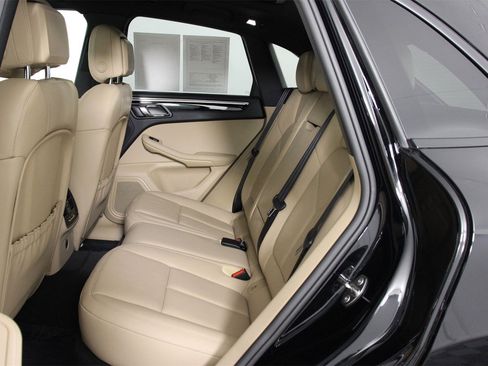 Certified 2025 Porsche Macan image 33