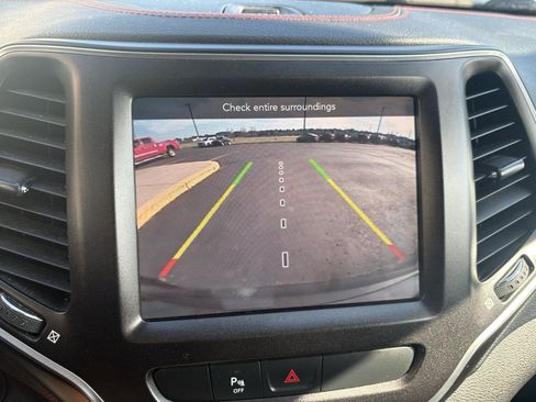 Used 2019 Jeep Cherokee Trailhawk w/ Cold Weather Group AWD/4WD image 17