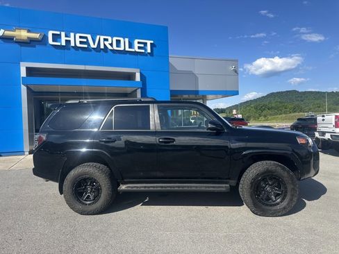 Used 2018 Toyota 4Runner TRD Off-Road Premium AWD/4WD image 3