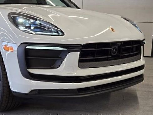 Certified 2025 Porsche Macan AWD/4WD image 10