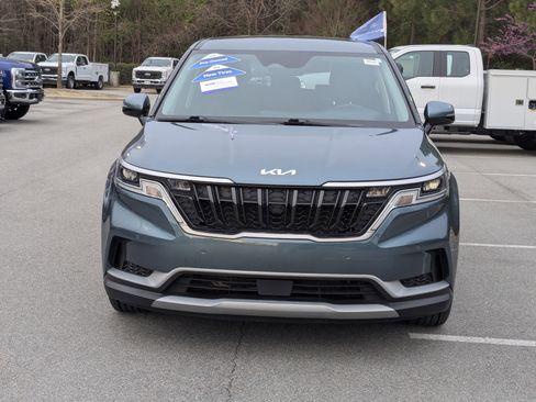 Used 2024 Kia Carnival EX image 9