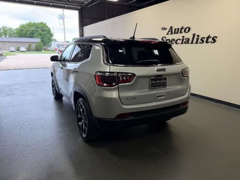 Used 2025 Jeep Compass Limited AWD/4WD image 2