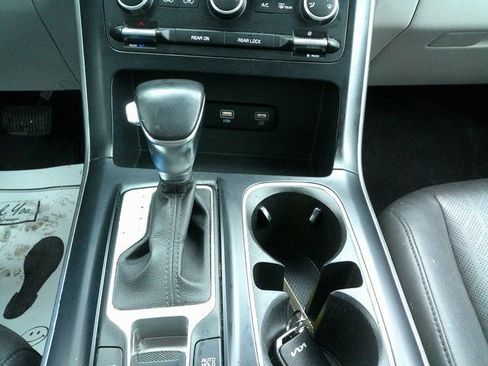 Used 2023 Kia Carnival LX image 17