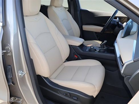 Used 2024 Cadillac XT4 Luxury w/ Cold Weather Package image 14