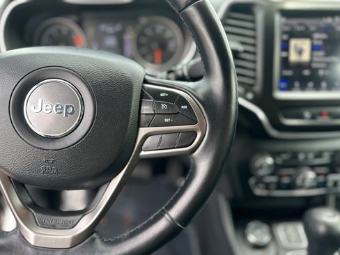 Used 2019 Jeep Cherokee Latitude Plus w/ Comfort/Convenience Group AWD/4WD image 24