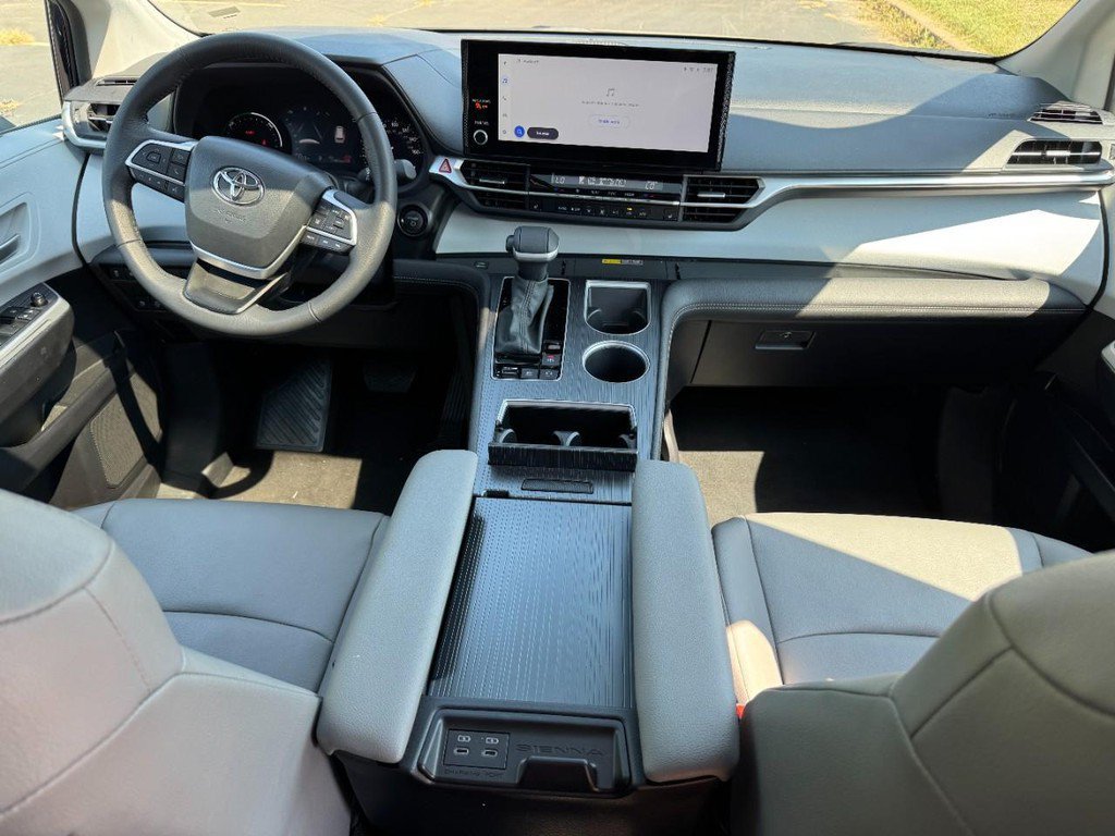 Used 2026 Toyota Sienna XLE FWD image 18