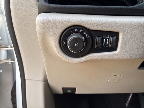 Used 2024 Chrysler Pacifica Touring-L FWD image 43