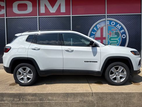 Used 2022 Jeep Compass Latitude image 2