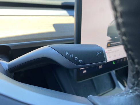 Used 2024 Tesla Model Y Long Range AWD/4WD image 23