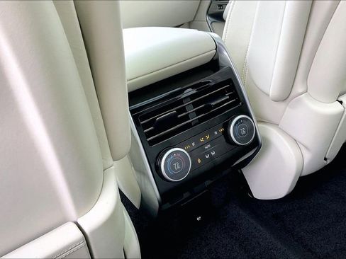 Used 2025 Land Rover Range Rover SE image 10