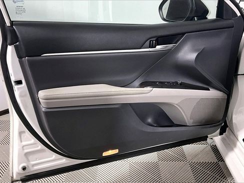 Used 2021 Toyota Camry XLE image 18