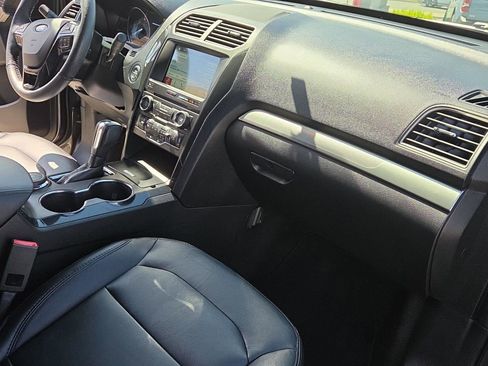 Used 2018 Ford Explorer XLT w/ Equipment Group 202A AWD/4WD image 18
