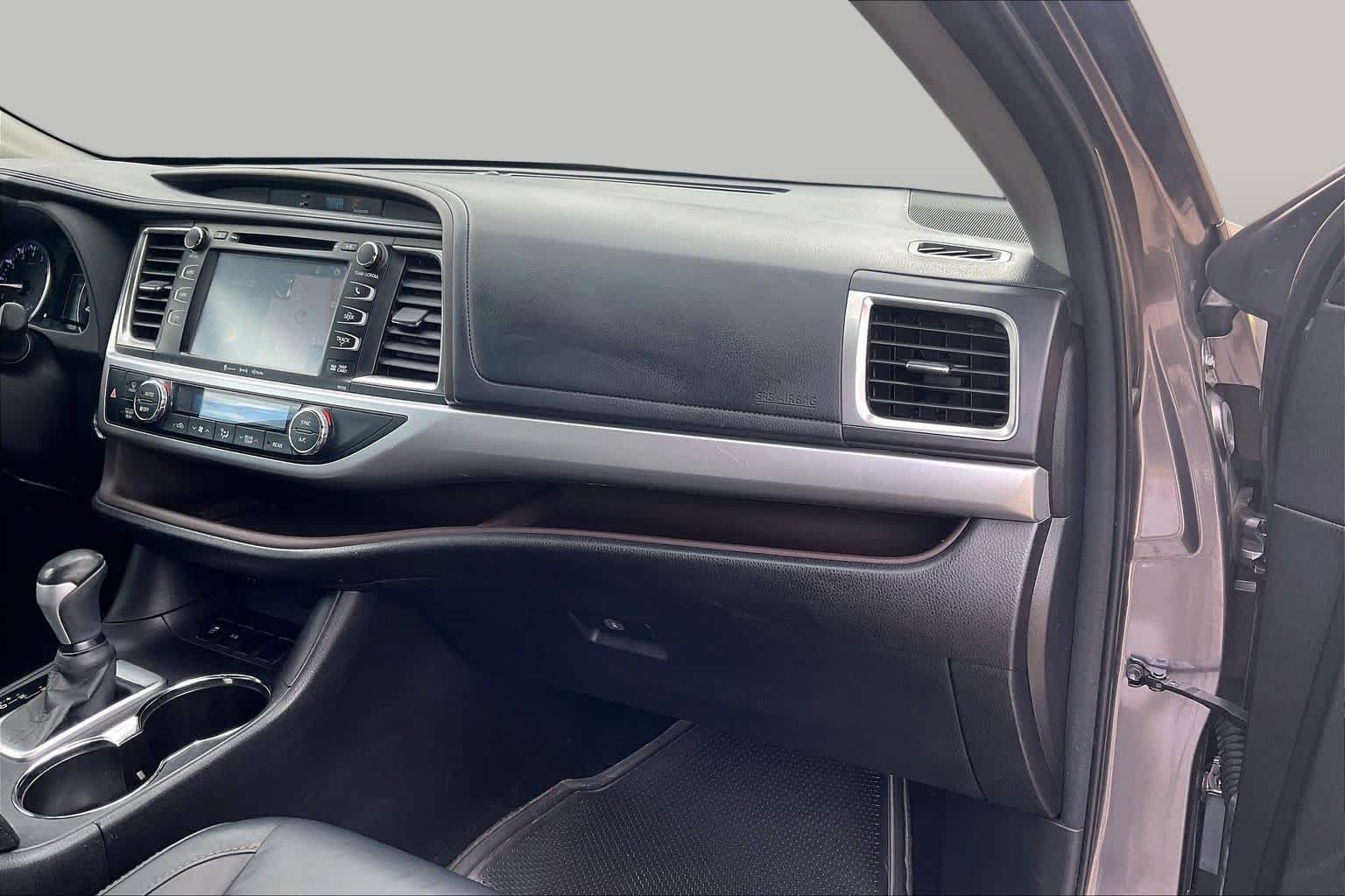 Used 2016 Toyota Highlander XLE FWD image 18