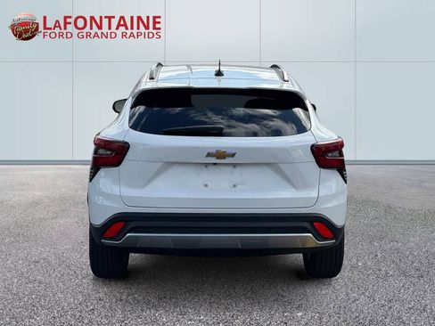 Used 2025 Chevrolet Trax LT w/ LT Convenience Package FWD image 6