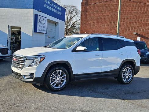 Used 2024 GMC Terrain SLT image 3