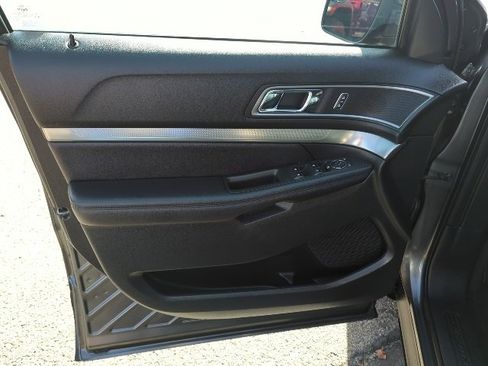 Used 2018 Ford Explorer XLT w/ Equipment Group 202A image 16