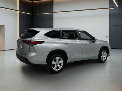 Used 2023 Toyota Highlander LE FWD image 5