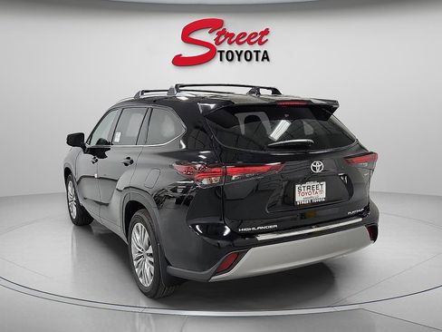 New 2026 Toyota Highlander Platinum AWD/4WD image 3