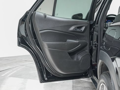 Used 2024 Chevrolet Trax LT w/ Sunroof Package FWD image 26